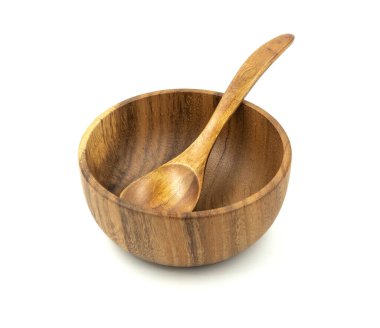 Beyaz zemin üzerinde kaşıklar olan boş tahta bardaklar (tabaklar)