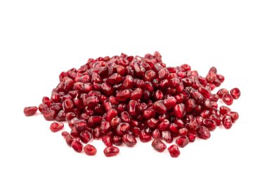 Beyaz arkaplanda soyulmuş kırmızı nar