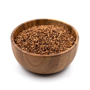 Beyaz arka planda izole edilmiş tahta tabakta çiğ karabuğday.