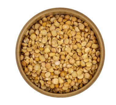 Tahta bir tabakta çiğ sarı bezelyeler (kase) beyaz arka planda izole edilmiş, tepeden aşağı görünüm