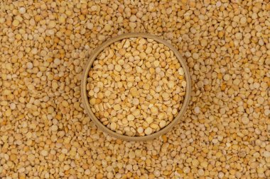 Bezelye desenli ahşap bir tabakta çiğ sarı bezelye.