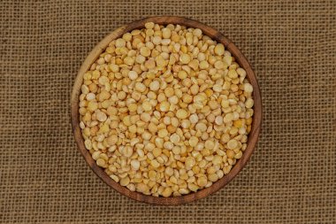 Çuval bezi desenli arka planda ham sarı ayrık tabak