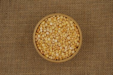 Çuval bezi desenli arka planda ham sarı ayrık tabak