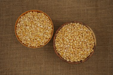 Çuval bezi desenli arka planda ham sarı ayrık tabak