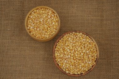 Çuval bezi desenli arka planda ham sarı ayrık tabak