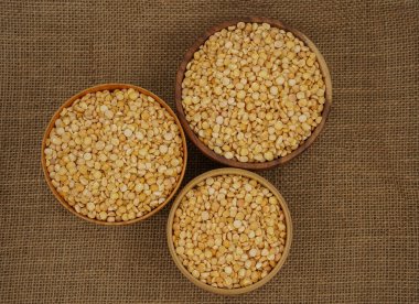 Çuval bezi desenli arka planda ham sarı ayrık tabak