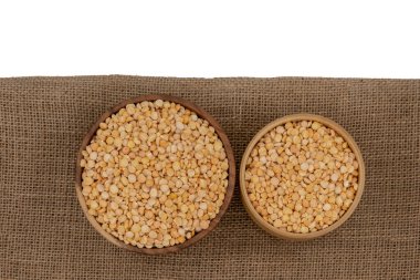 Çuval bezi desenli arka planda ham sarı ayrık tabak