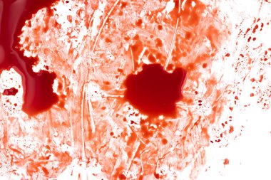 Beyaz arka planda kırmızı kan damlaları