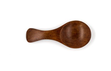 Boş tahta kaşıkları beyaz arkaplanda izole et, kapat