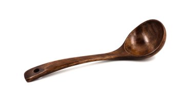 Boş tahta kaşıkları beyaz arkaplanda izole et, kapat