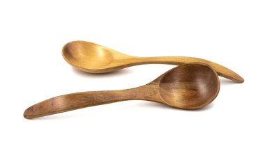 Boş tahta kaşıkları beyaz arkaplanda izole et, kapat