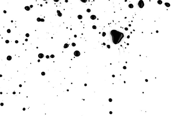 Капли черной краски, брызги на белом фоне, текстура