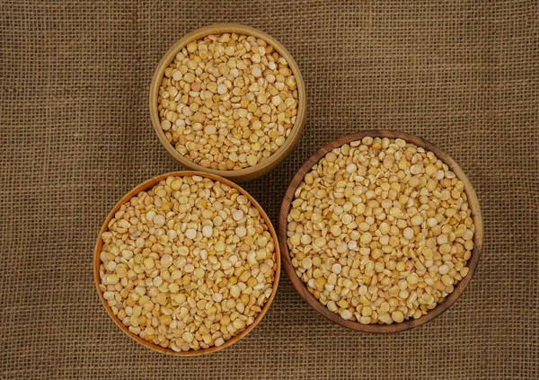 Çuval bezi desenli arka planda ham sarı ayrık tabak