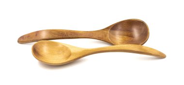 Boş tahta kaşıkları beyaz arkaplanda izole et, kapat