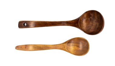 Boş tahta kaşıkları beyaz arkaplanda izole et, kapat