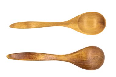 Boş tahta kaşıkları beyaz arkaplanda izole et, kapat