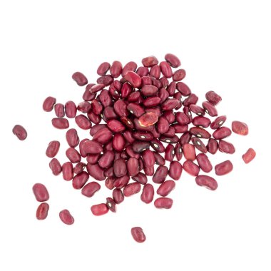 Beyaz zemin üzerinde kırmızı fasulyeler izole