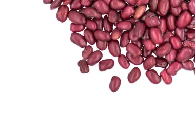 Beyaz zemin üzerinde kırmızı fasulyeler izole
