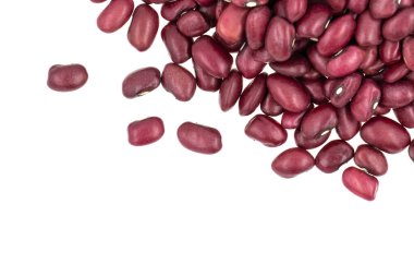 Beyaz zemin üzerinde kırmızı fasulyeler izole