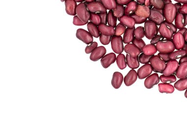 Beyaz zemin üzerinde kırmızı fasulyeler izole