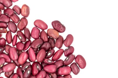 Beyaz zemin üzerinde kırmızı fasulyeler izole