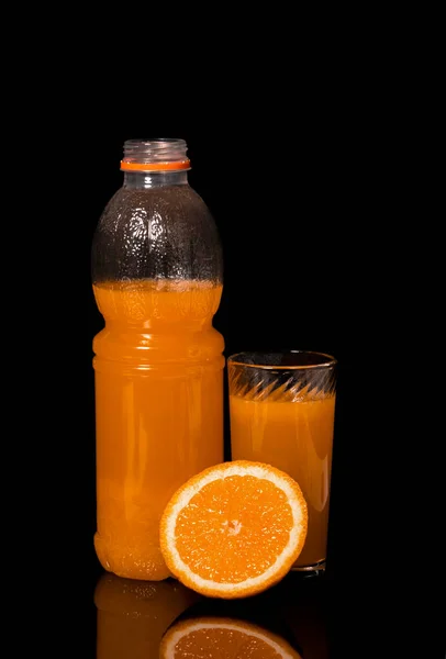 Μπουκαλάκι Και Ποτήρι Φρέσκο Χυμό Πορτοκαλιού Και Πορτοκάλι Μαύρο Φόντο — Φωτογραφία Αρχείου