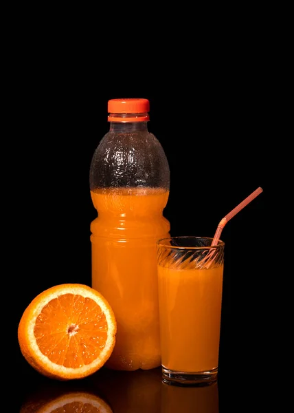 Μπουκαλάκι Και Ποτήρι Φρέσκο Χυμό Πορτοκαλιού Και Πορτοκάλι Μαύρο Φόντο — Φωτογραφία Αρχείου