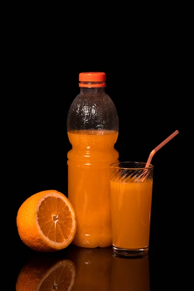 Бутылка Стакан Свежим Апельсиновым Соком Апельсином Черном Фоне — стоковое фото