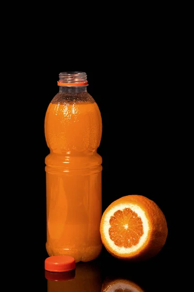 Μπουκαλάκι Φρέσκο Χυμό Πορτοκαλιού Και Πορτοκάλι Μαύρο Φόντο — Φωτογραφία Αρχείου