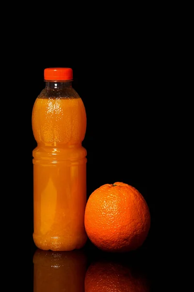 Бутылка Свежим Апельсиновым Соком Апельсином Черном Фоне — стоковое фото