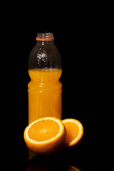 Flasche Mit Frischem Orangensaft Und Orange Auf Schwarzem Hintergrund — Stockfoto