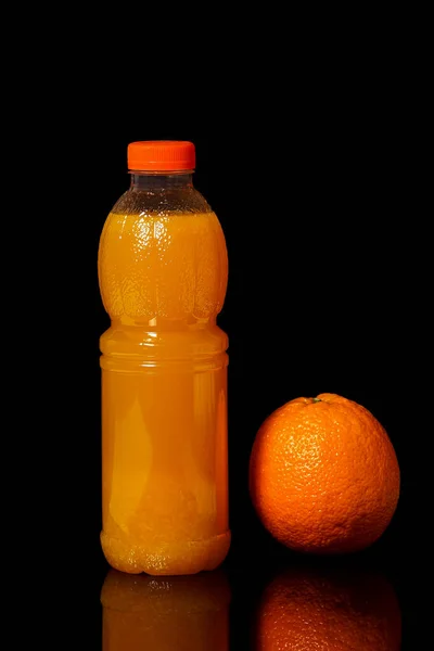 Botella Con Zumo Naranja Fresco Naranja Sobre Fondo Negro —  Fotos de Stock