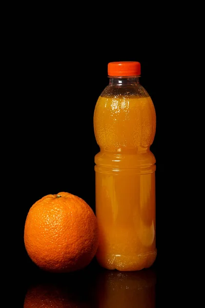 Пляшка Свіжим Апельсиновим Соком Апельсином Чорному Тлі — стокове фото
