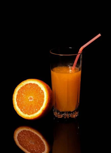 Ποτήρι Φρέσκο Χυμό Πορτοκαλιού Και Πορτοκάλι Μαύρο Φόντο — Φωτογραφία Αρχείου