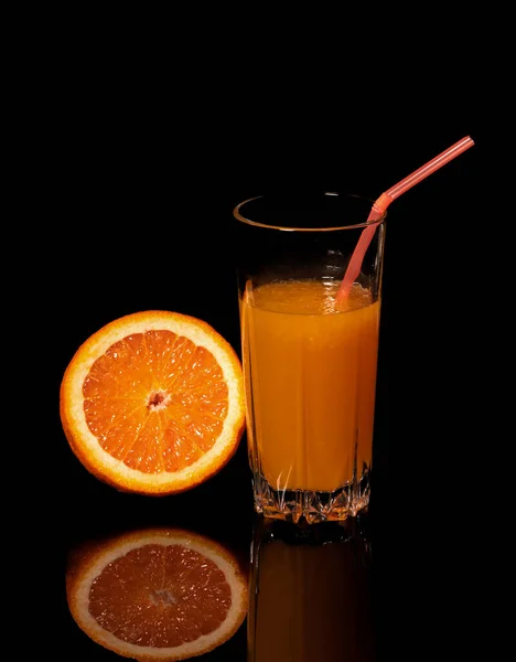 Склянка Свіжим Апельсиновим Соком Апельсином Чорному Тлі — стокове фото