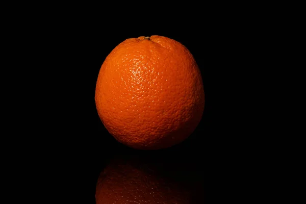 Naranjas Sobre Fondo Negro Con Reflejo —  Fotos de Stock