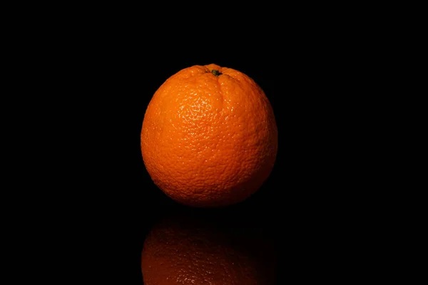 Naranjas Sobre Fondo Negro Con Reflejo —  Fotos de Stock
