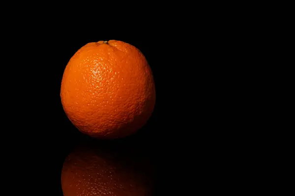 Naranjas Sobre Fondo Negro Con Reflejo —  Fotos de Stock
