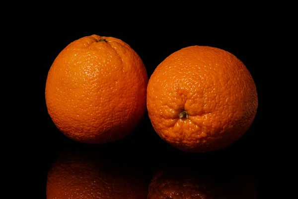 Siyah Arkaplanda Yansımalı Meyve Portakalı — Stok fotoğraf
