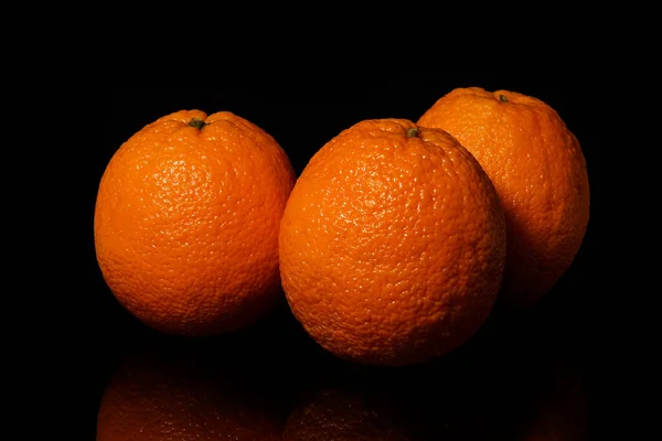 Апельсини Фрукти Чорному Тлі Відображенням — стокове фото