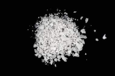 Dökülmüş beyaz deniz tuzu izole edilmiş siyah arka plan. Siyah zemin üzerinde kristal sallayıcı çakıl taşlarını temizle, makro, kapat