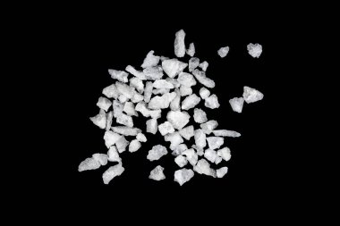 Dökülmüş beyaz deniz tuzu izole edilmiş siyah arka plan. Siyah zemin üzerinde kristal sallayıcı çakıl taşlarını temizle, makro, kapat