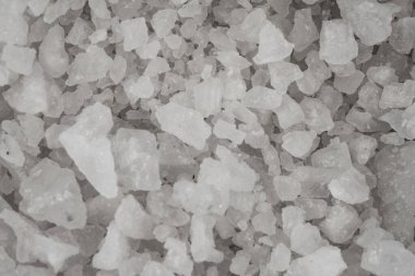 Dökülmüş beyaz deniz tuzu dokusu. Kristal karıştırıcı çakıl taşlarını temizle makro, kapat