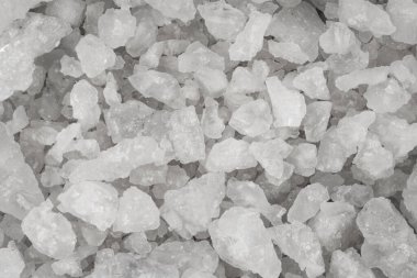 Dökülmüş beyaz deniz tuzu dokusu. Kristal karıştırıcı çakıl taşlarını temizle makro, kapat