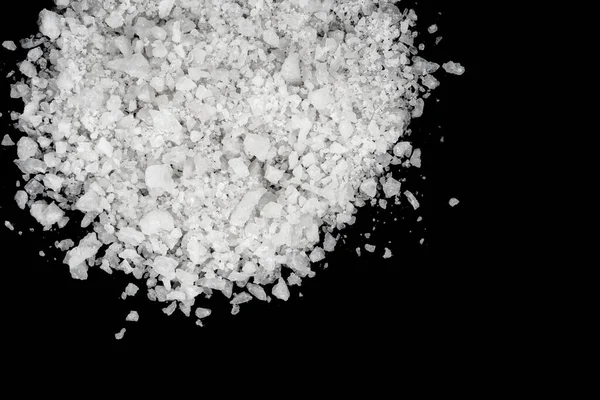 Rozlité Bílé Mořské Soli Izolované Černé Pozadí Čiré Krystalické Shaker — Stock fotografie