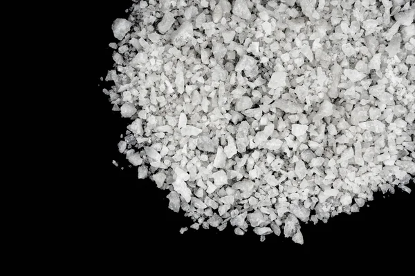 Verschüttetes Weißes Meersalz Isolierte Schwarzen Hintergrund Klare Kristalline Shaker Kieselsteine — Stockfoto