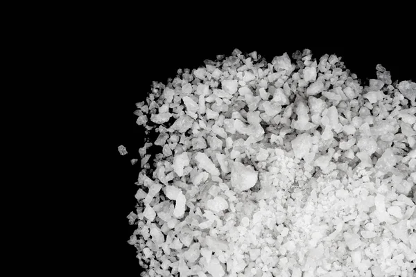 Χυμένο Λευκό Θαλασσινό Αλάτι Απομονωμένο Μαύρο Φόντο Πεντακάθαρα Κρυστάλλινα Βότσαλα — Φωτογραφία Αρχείου