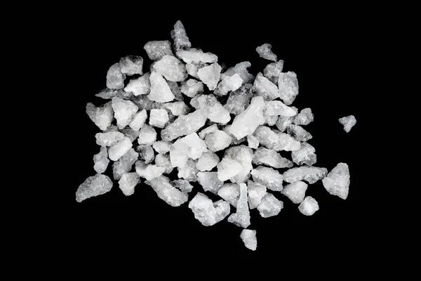 Rozsypał Białą Sól Morską Odizolowane Czarne Tło Jasne Kamyki Krystaliczne — Zdjęcie stockowe