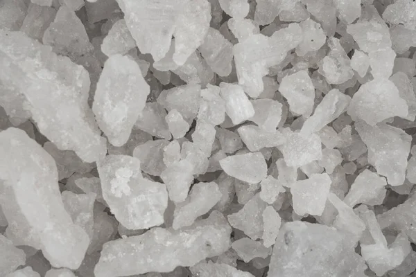 Verschüttetes Weißes Meersalz Textur Hintergrund Klare Kristalline Shaker Kieselsteine Makro — Stockfoto