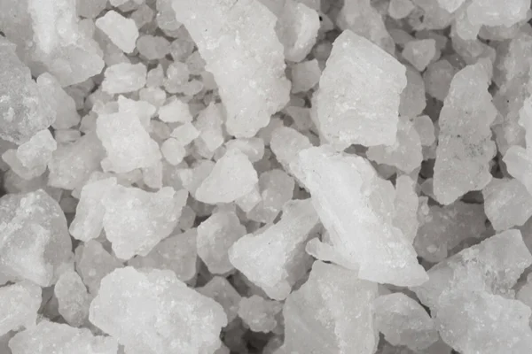 外溢的白海盐质感背景 透明水晶振动筛卵石宏观 — 图库照片